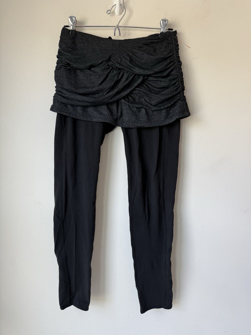Athleta Elation 2 in 1 7/8 Black Gray sz M modest gym casual Inseam 25”